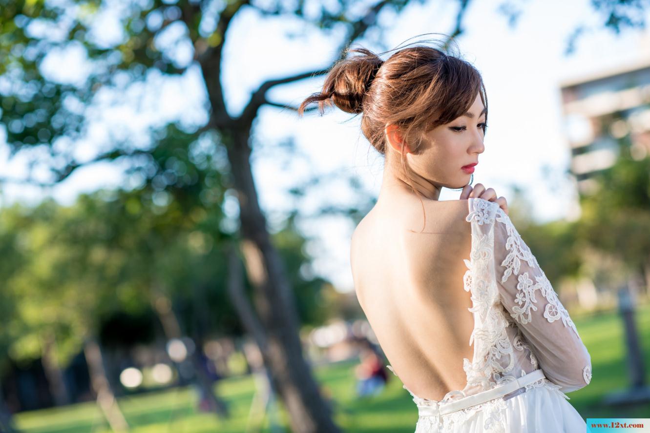 修长身材的女子还有漏背装的婚纱哦