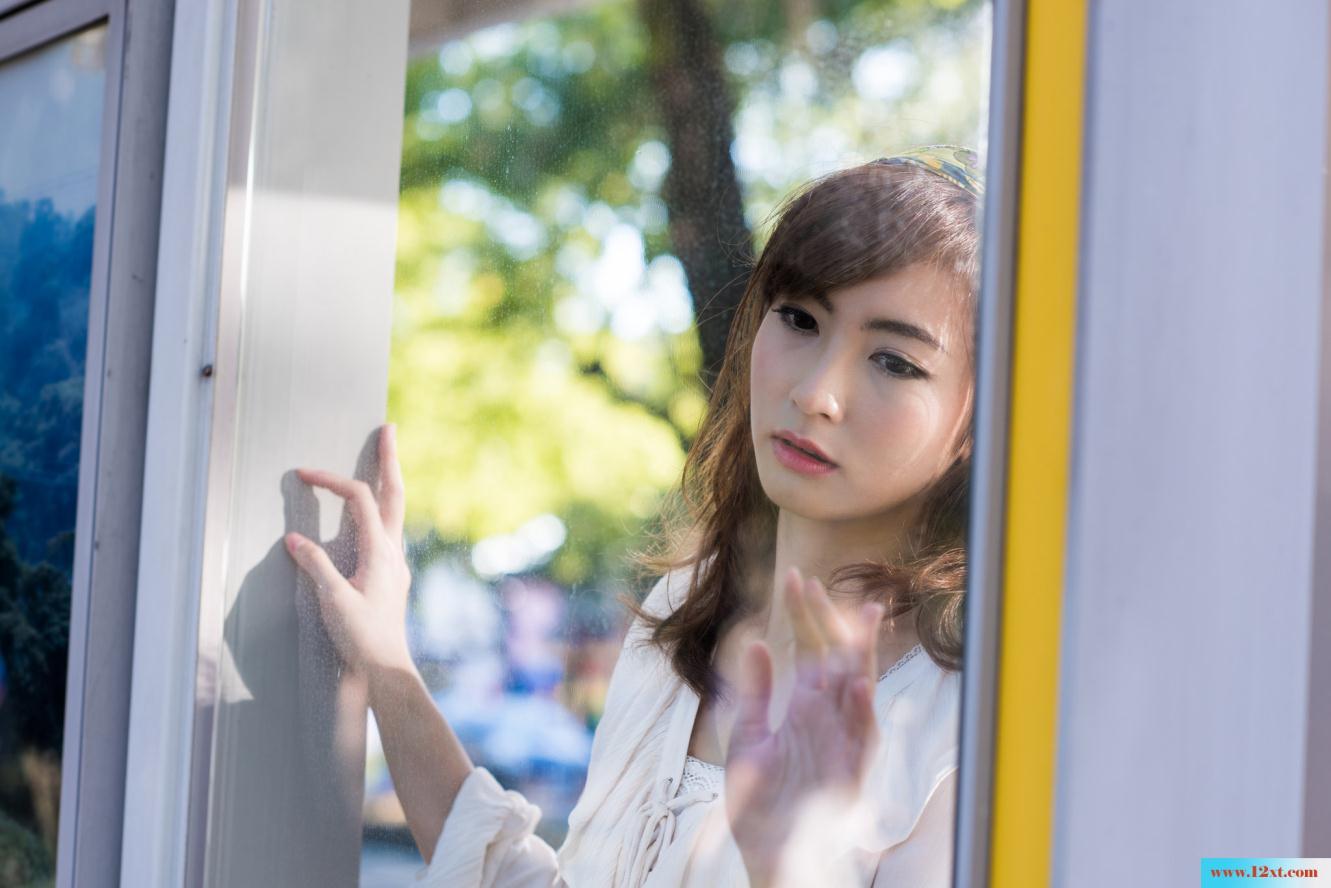 修长身材的女子还有漏背装的婚纱哦