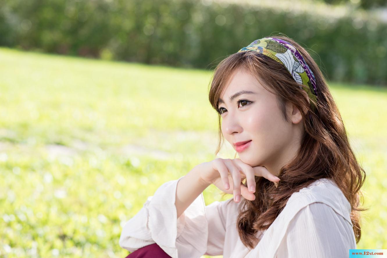 修长身材的女子还有漏背装的婚纱哦