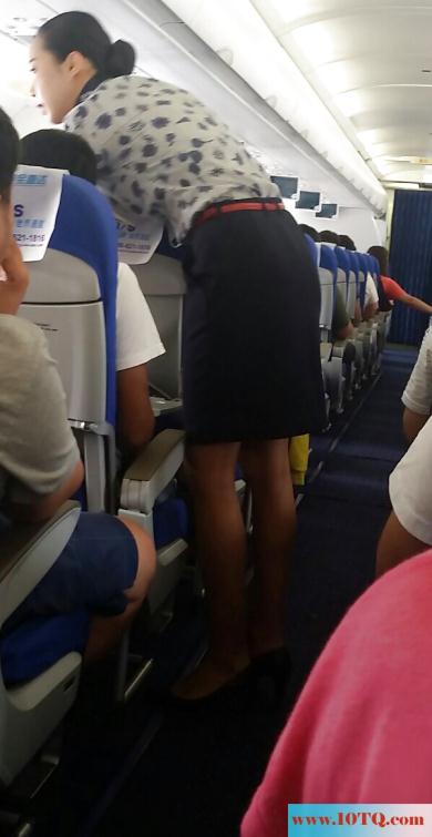 在航班上偷拍空姐身材(10P)