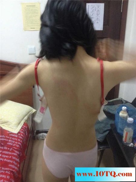 21-11自家小妞生活性感美图，她爱玩游戏我爱玩她