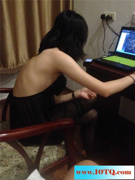 21-11自家小妞生活性感美图，她爱玩游戏我爱玩她