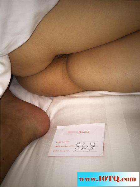 21-11自拍，与已婚女同事在高级酒店一夜激情(1