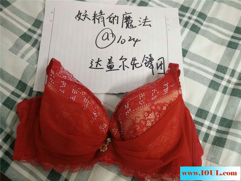 22-11极品嫩穴的妹子自慰流阴精，哥哥们快帮我舔