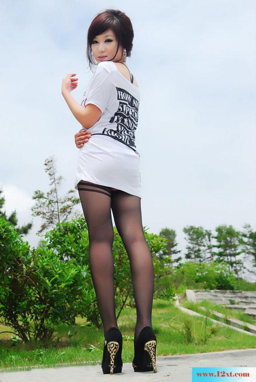 清纯诱惑美女野外草坪秀黑丝长腿【12P】