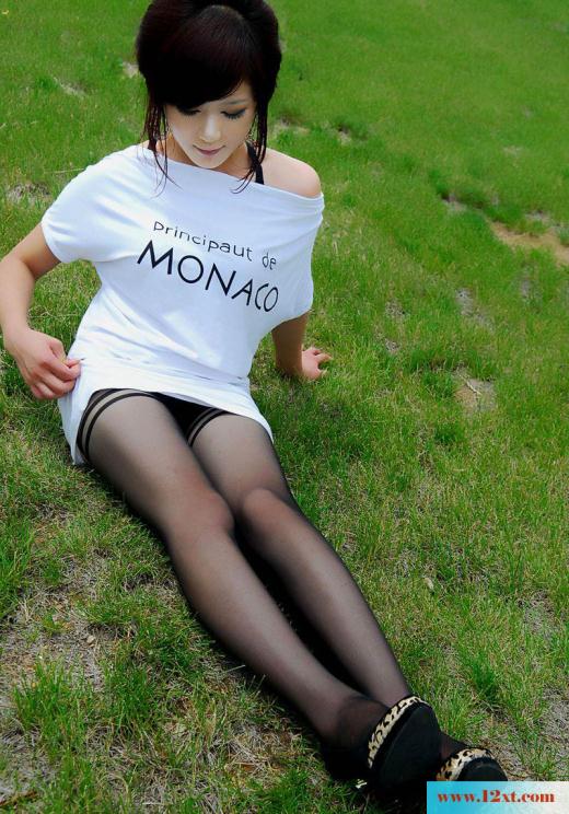 清纯诱惑美女野外草坪秀黑丝长腿【12P】
