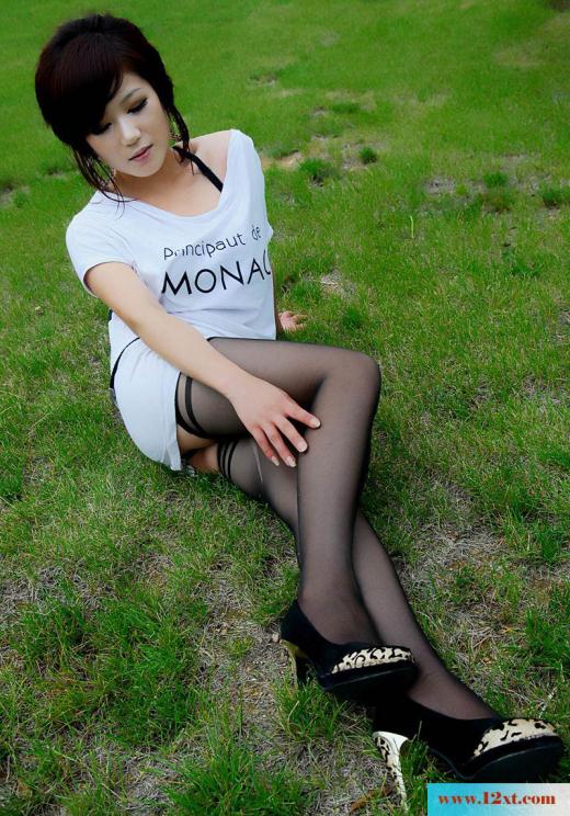 清纯诱惑美女野外草坪秀黑丝长腿【12P】