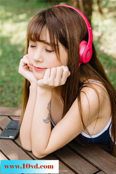 青春爱音乐泳装纹身清纯少女【18P】