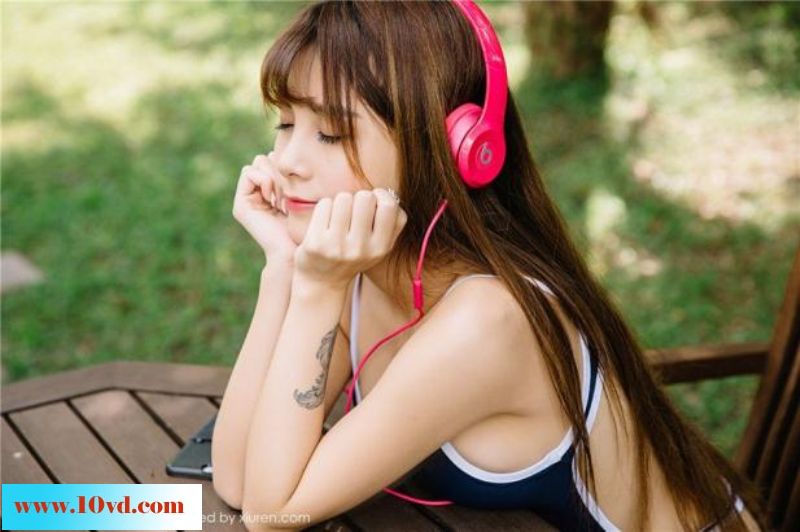 青春爱音乐泳装纹身清纯少女【18P】