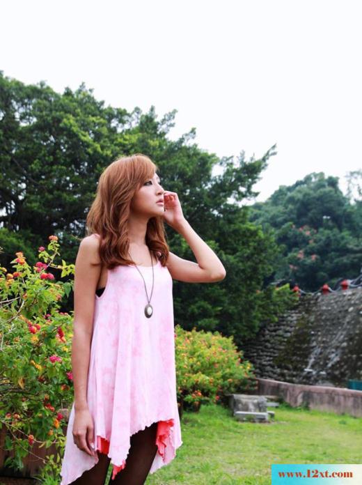 阳光好动的黑丝美女户外写真(17P)