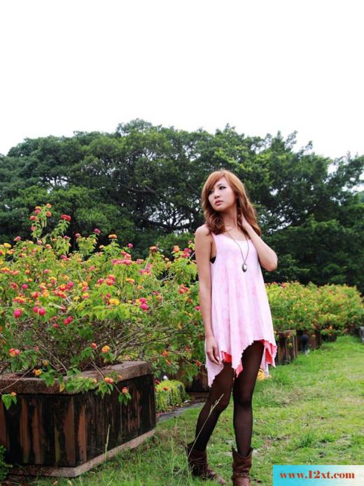 阳光好动的黑丝美女户外写真(17P)