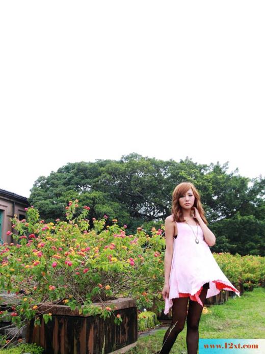 阳光好动的黑丝美女户外写真(17P)