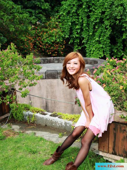 阳光好动的黑丝美女户外写真(17P)