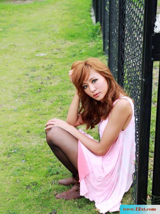 阳光好动的黑丝美女户外写真(17P)