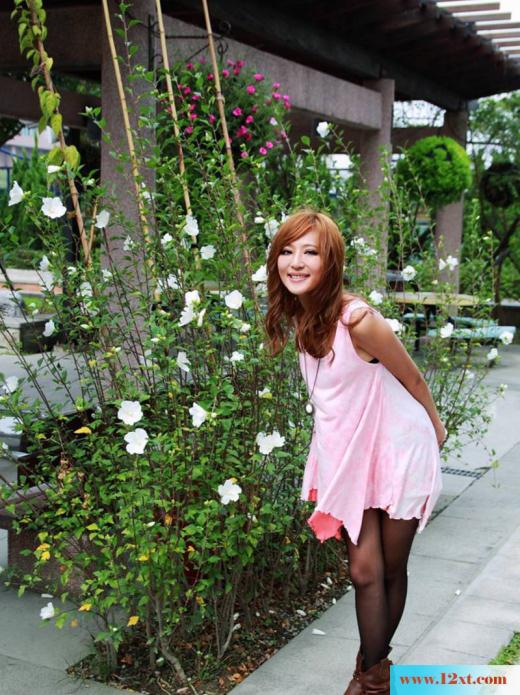 阳光好动的黑丝美女户外写真(17P)