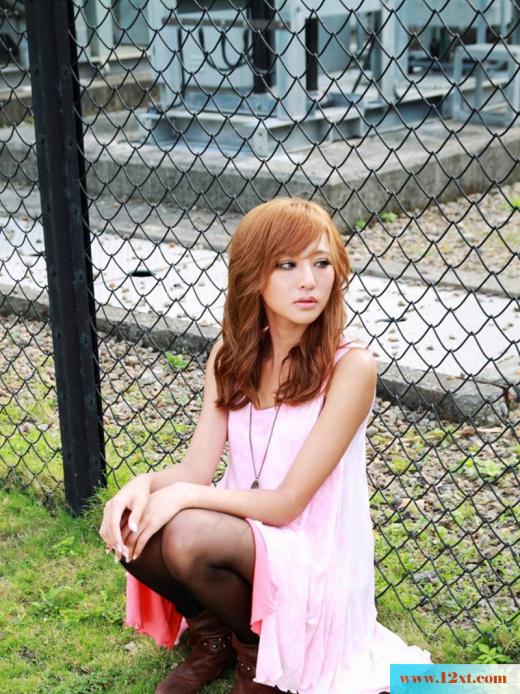 阳光好动的黑丝美女户外写真(17P)