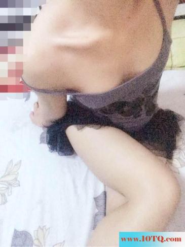 看了同事手机里的自拍才知道这幺骚(25P)