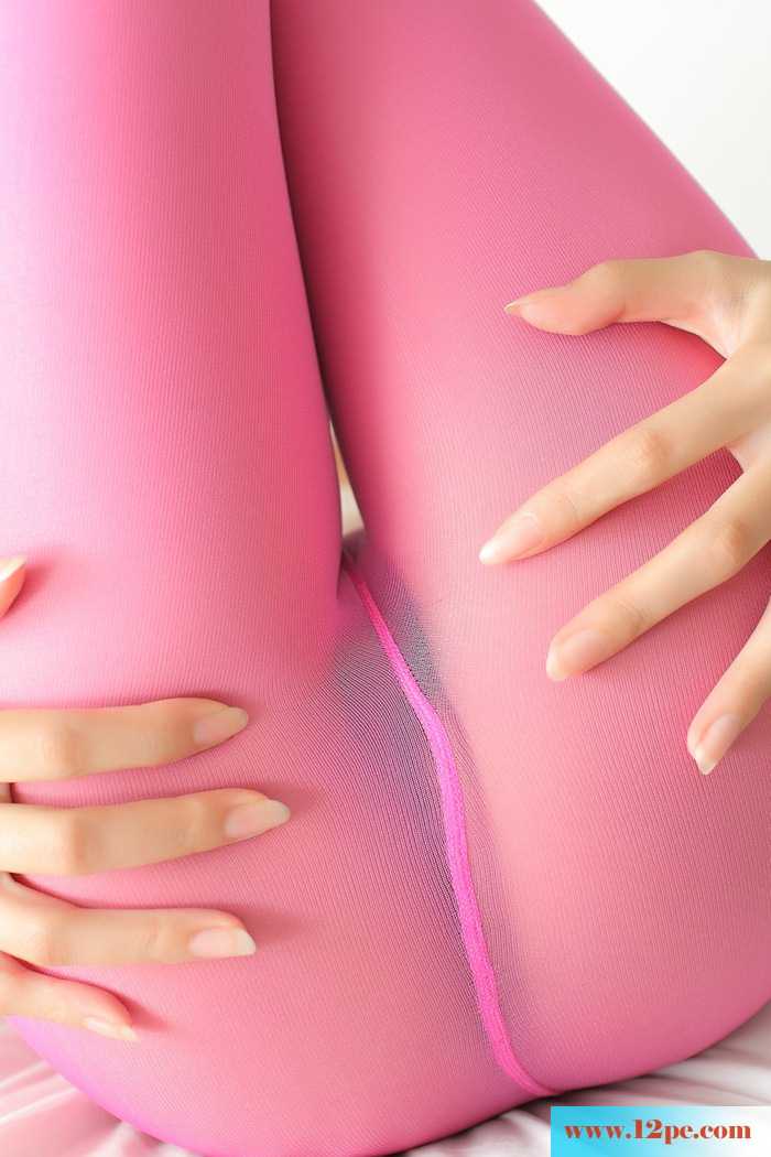 让人流口水的性感粉色丝袜美腿翘臀【15P】