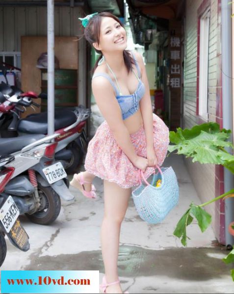 90后嫩嫩白白美小妞【13P】