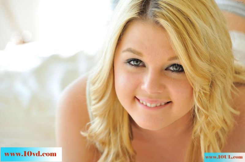 Chloe-opens-hole-wide(15P)