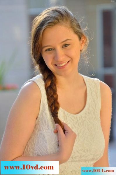 Cute-teen-Ellie-exposes-her-nice-body(15P)