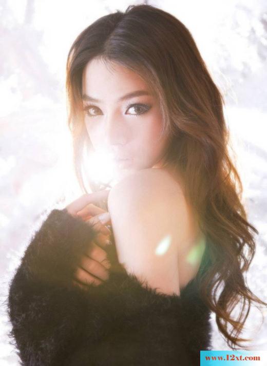 衬托出修长的双腿的极品美女完美娇躯(10P)