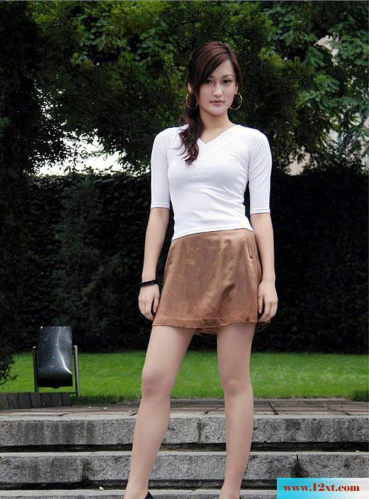 肤白如雪的公园里肉丝袜高跟鞋美女(10P)