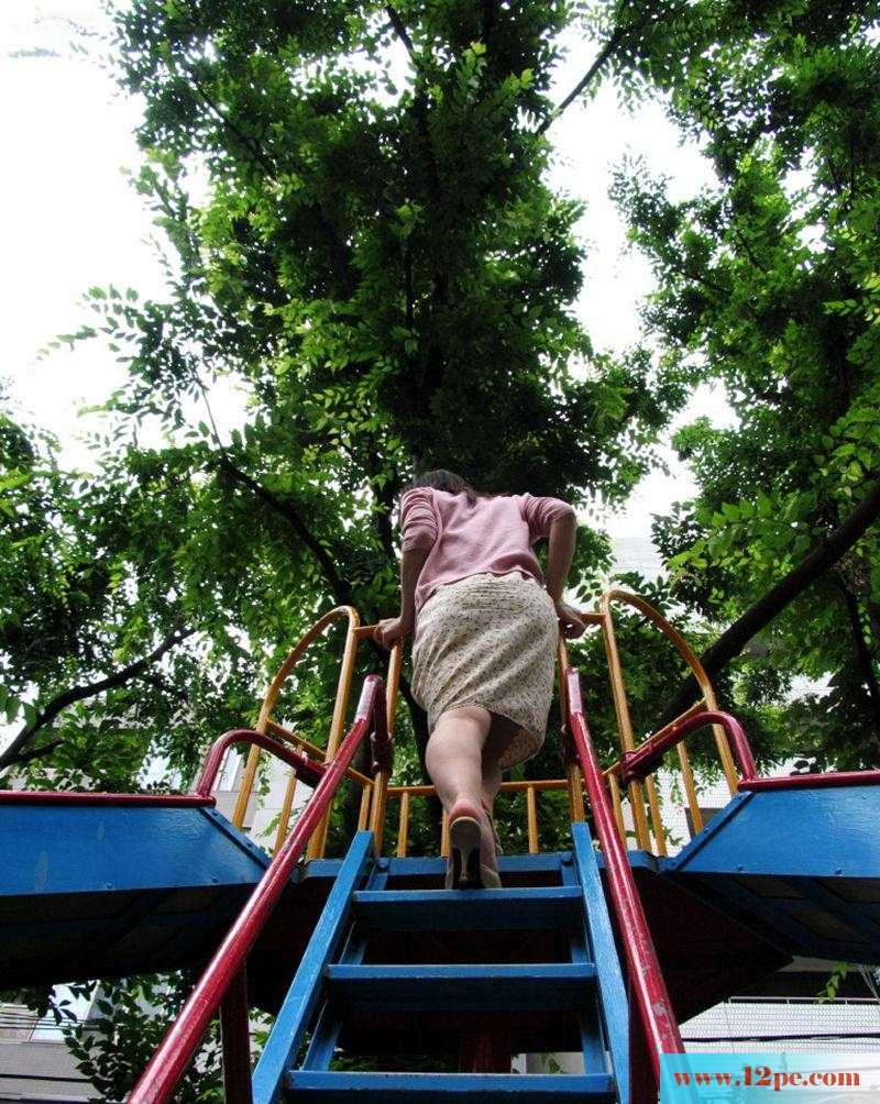 性感卡哇伊的女友脱下内裤掰开嫩穴给你看(12P