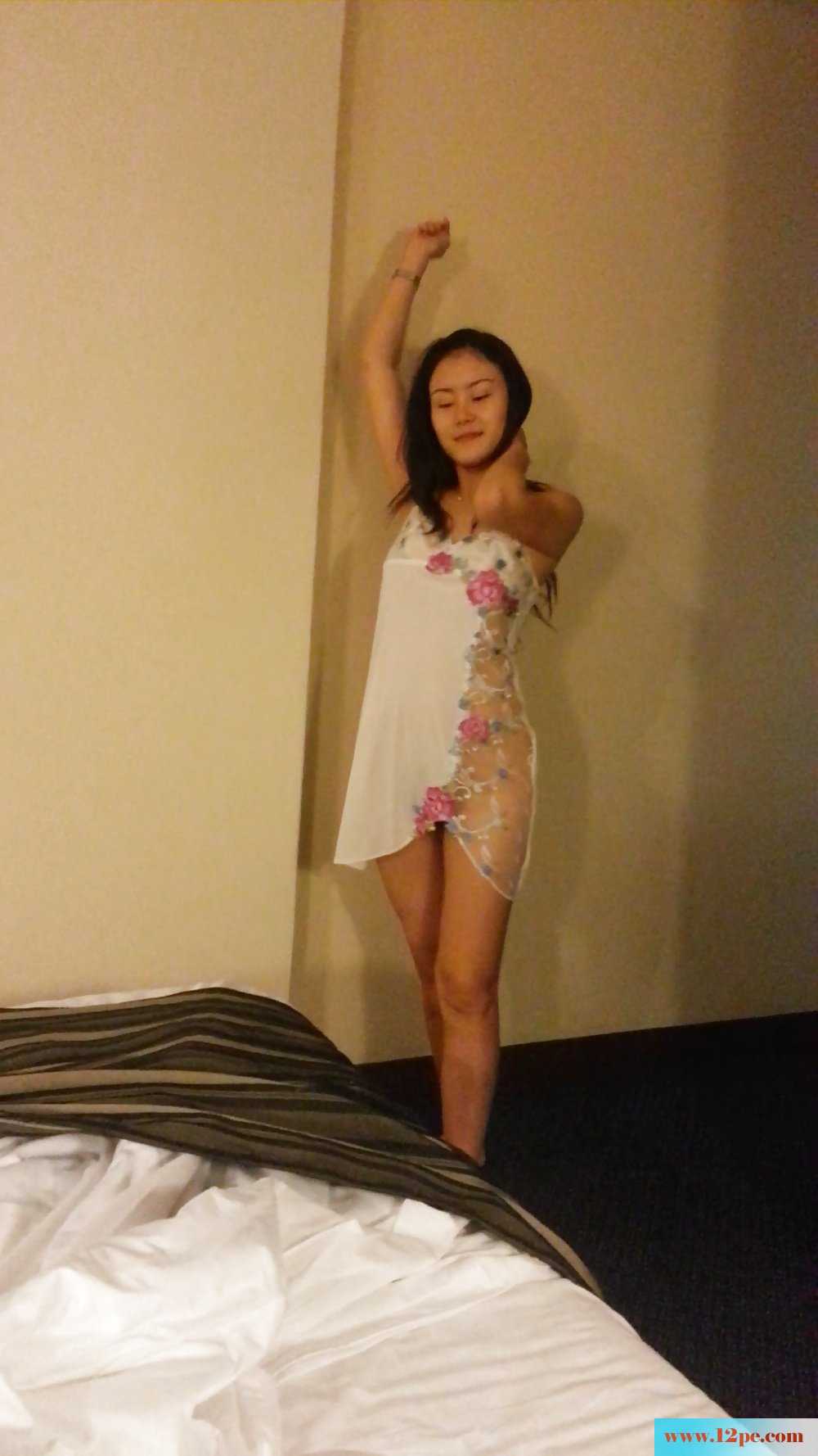 这妞略微下垂的乳房的，乘兴享受吧。。(13P)