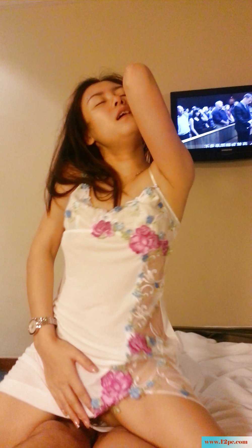 这妞略微下垂的乳房的，乘兴享受吧。。(13P)