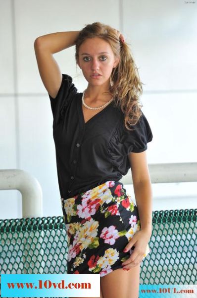 gives-upskirt-glimpses(15P)