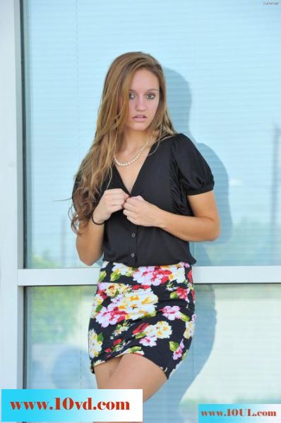 gives-upskirt-glimpses(15P)