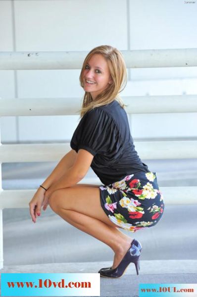 gives-upskirt-glimpses(15P)