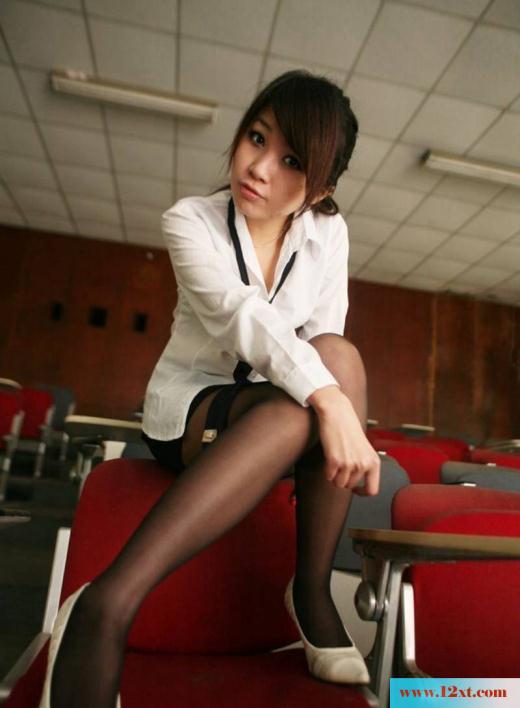 黑丝女教师也玩诱惑(11P)