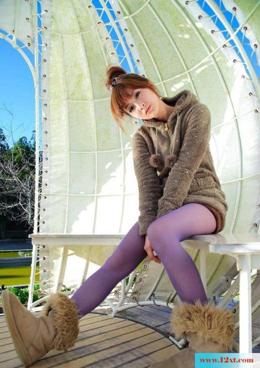 花园里可爱美女的梦幻紫色丝袜(13P)