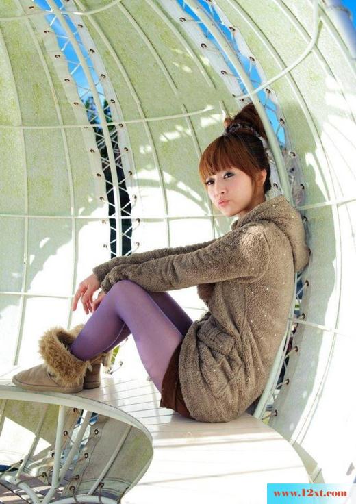 花园里可爱美女的梦幻紫色丝袜(13P)