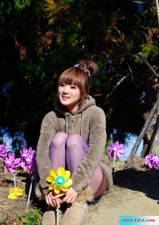 花园里可爱美女的梦幻紫色丝袜(13P)
