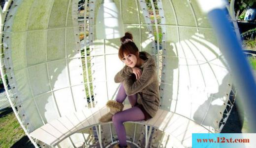 花园里可爱美女的梦幻紫色丝袜(13P)