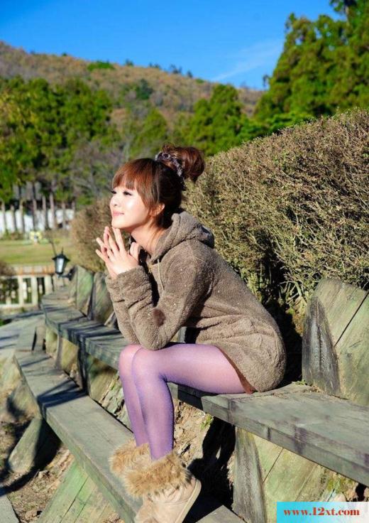 花园里可爱美女的梦幻紫色丝袜(13P)