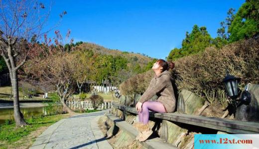 花园里可爱美女的梦幻紫色丝袜(13P)