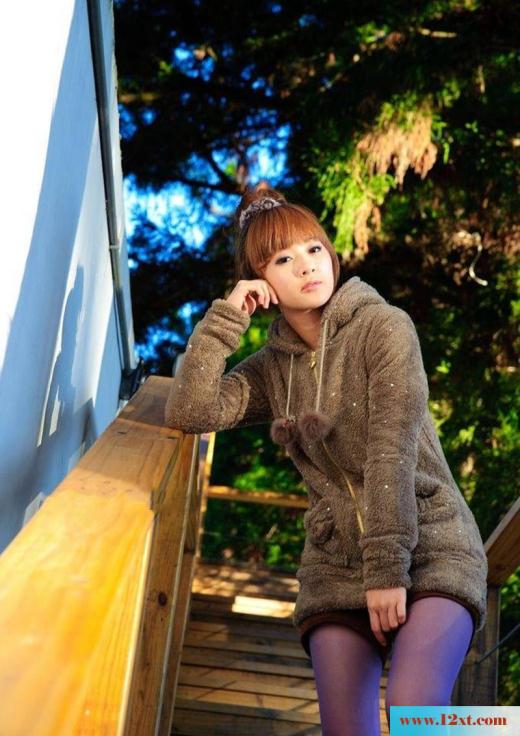 花园里可爱美女的梦幻紫色丝袜(13P)