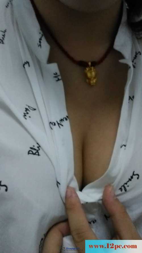 跟巨乳骚货游泳回来，狠狠后入她(12P)