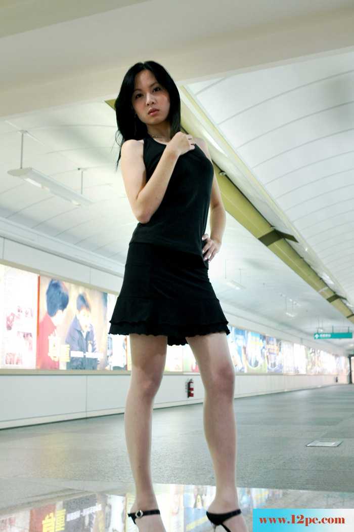 气质逼人的美女性感白嫩丝袜腿【11P】