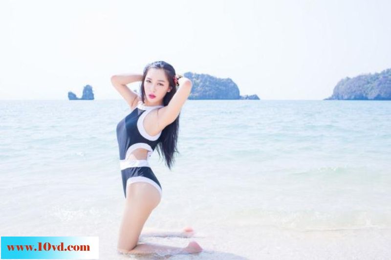 海水中的诱人泳装嫩小妞【10P】