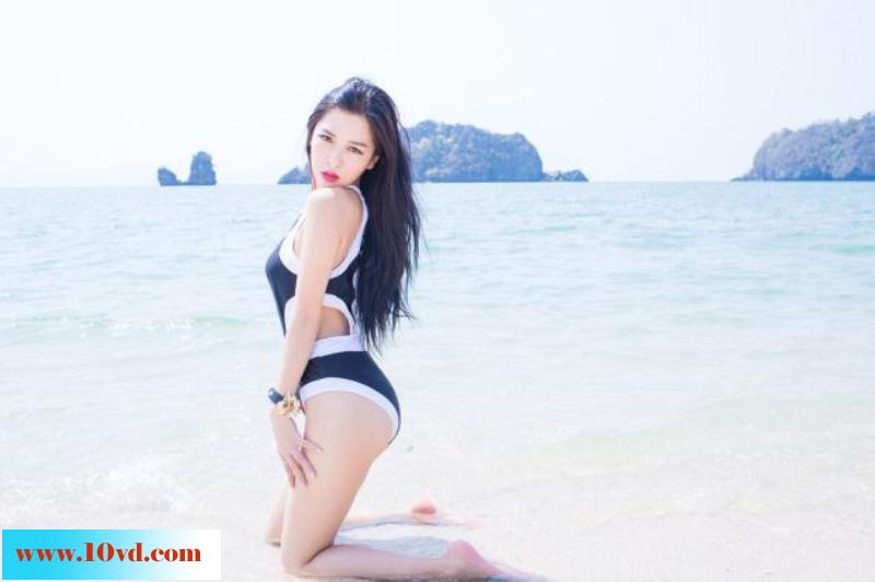 海水中的诱人泳装嫩小妞【10P】