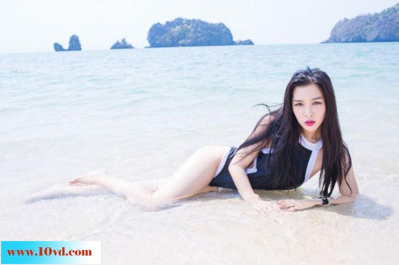 海水中的诱人泳装嫩小妞【10P】