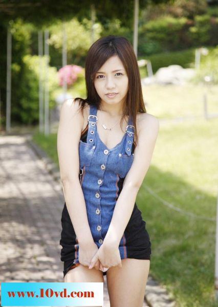 户外玩乐中的自恋销魂少女【13P】