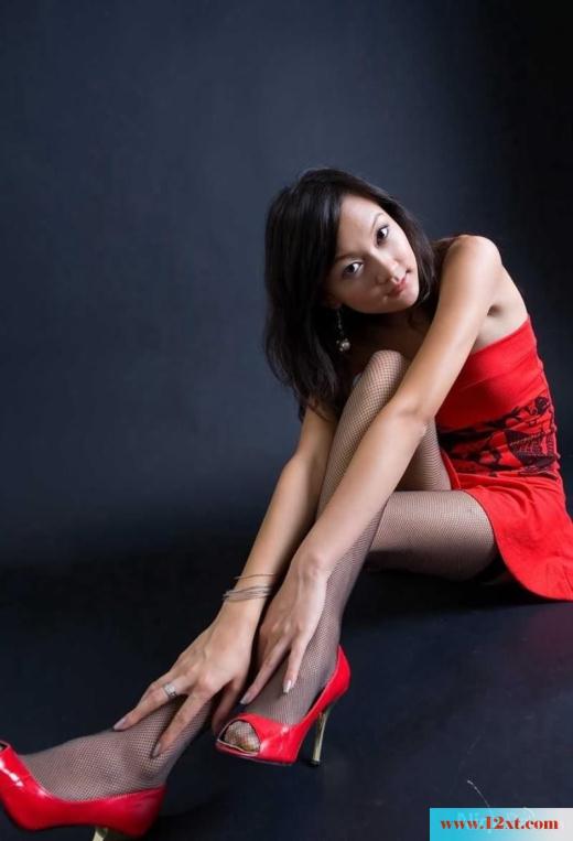 苗条美女黑丝腿又长又诱人(19p)