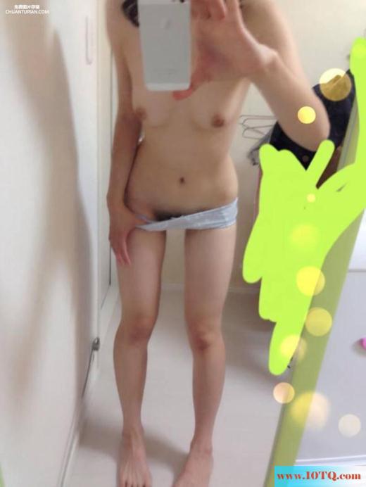 小女友最喜欢把奶子露出来自拍(12P)
