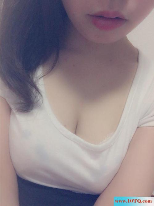 一位读大学的妹子性感的美乳女生圆润的双峰，